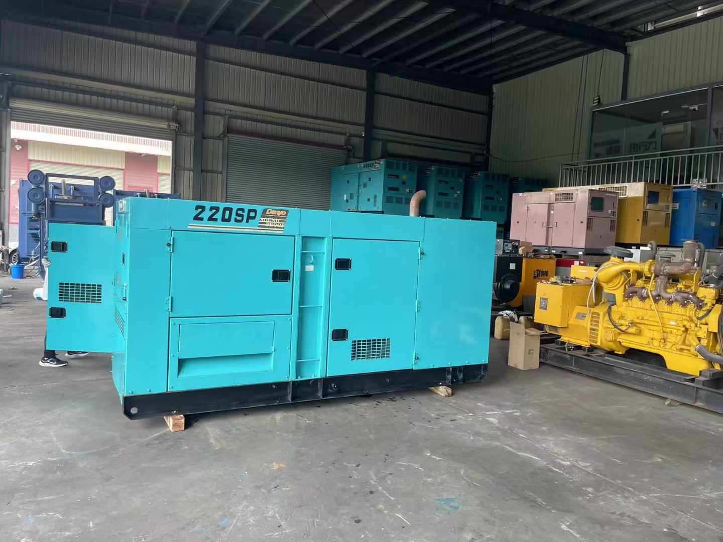 城东800kW 柴油发电机的输出电流波动范围是多少？